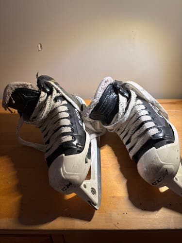 2018 CCM Tacks 9060 Hockey Goalie Skates Wide Width Size 4 (Used)