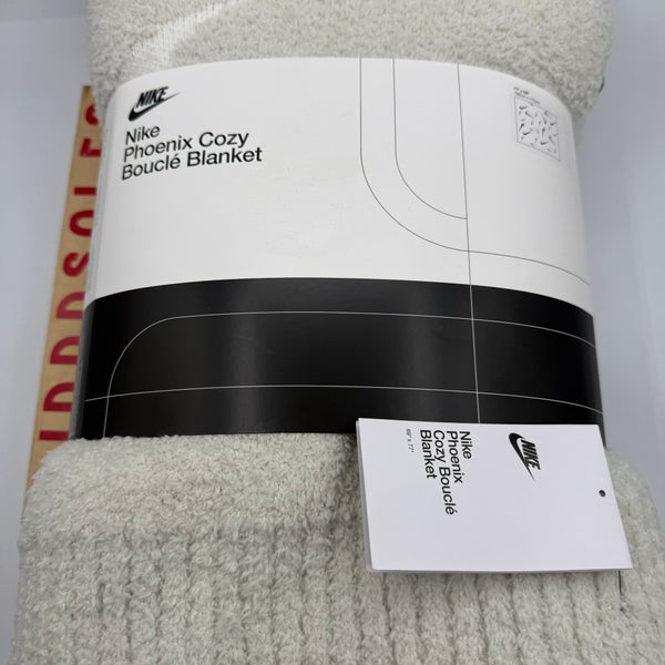 Nike Phoenix Cozy Boucle Blanket 69”Wx77”L HQ6917-039 $150 NWT
New With Tags