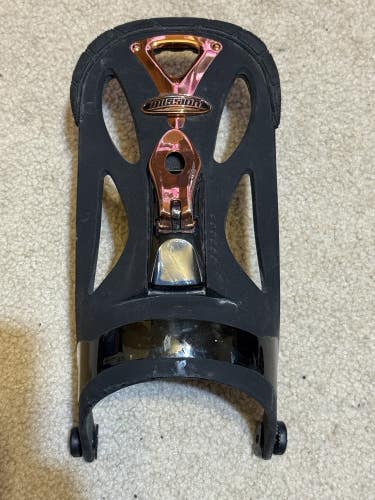 One Burton Mission Snowboard binding High Back Small Black