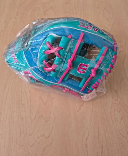 NWT Wilson RHT Infield A2K 1724 Baseball Glove 11.75" (New) - 2024 Omaha Candyfloss College WS