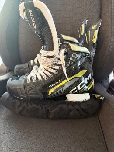 CCM AS-V Pro Hockey Skates Wide Width 6.5 (Used)