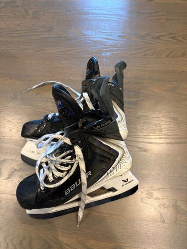2025 Bauer Vapor Flylite Hockey Skates Size 6.5 (Barley Used) *does not include steel*