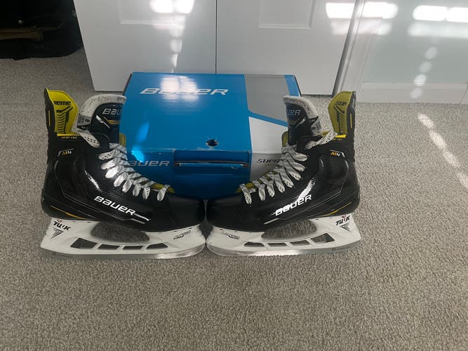 Black 2022 Bauer Supreme M4 Hockey Skates 8 (Used)