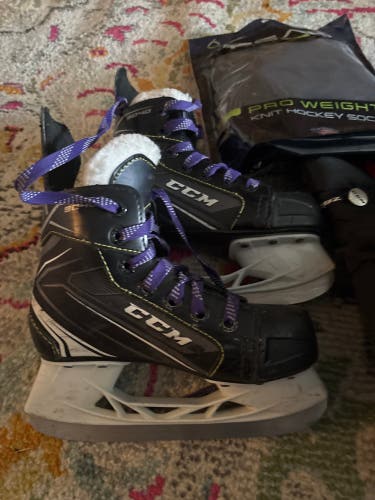 HOCKEY EQUIPMENT BUNDLE
