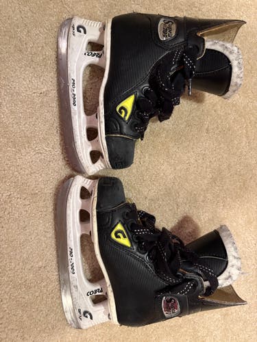 Black Bauer Supreme 160 Hockey Skates Regular Width Size 2 (Used)