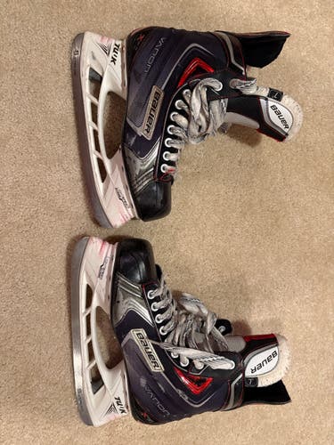 Black Bauer Vapor X 7.0 Hockey Skates Regular Width 7 (Used)