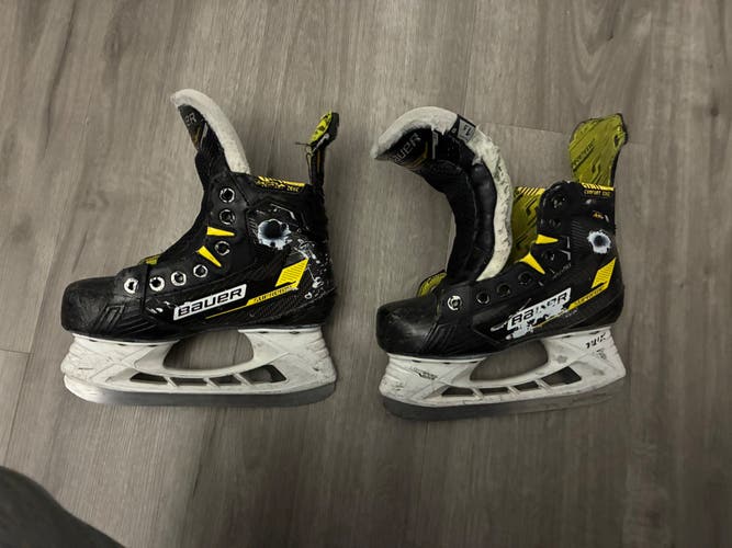 2022 Bauer Supreme M4 Hockey Skates Regular Width Size 1.5 (Used)