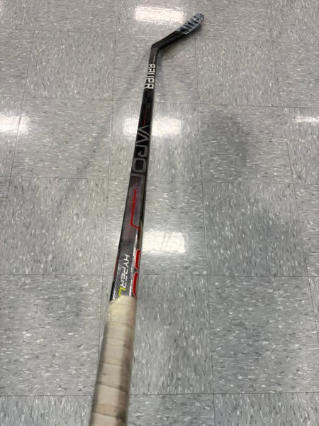 Junior Bauer Vapor Hyperlite Hockey Stick Right Handed P28 40 Flex (Used)