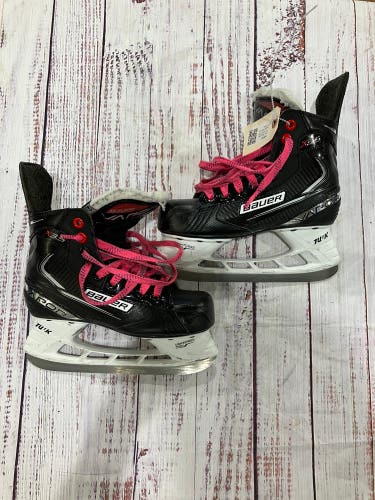 Junior Bauer Vapor X3.5 Hockey Skates Regular Width Size 2.5 (Used)