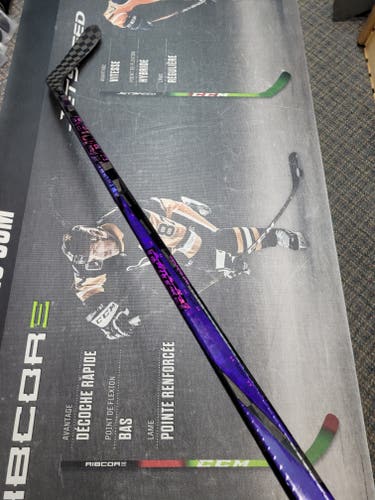 P28 | 77 Flex Senior Bauer Twitch Right Handed Hockey Stick P28 77 Flex Pro Stock (Used)