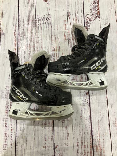 Junior CCM Tacks AS580 Hockey Skates Regular Width Size 2 (Used)