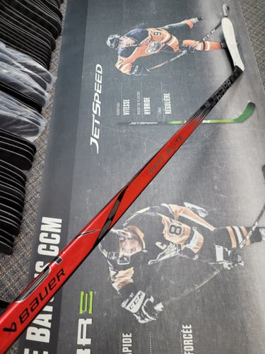 P92M | 77 Flex Senior Bauer Vapor Hyperlite 2 Left Hand Hockey Stick Pro Stock #2 (Used)