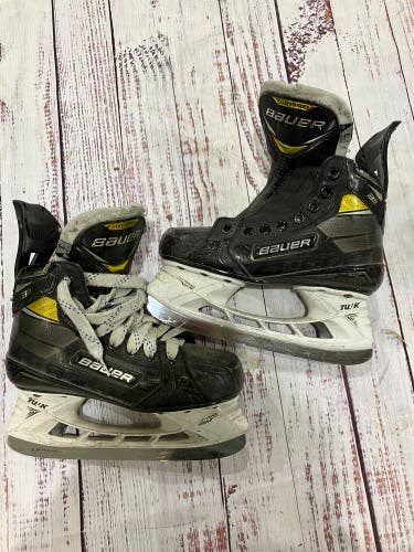 Junior Bauer Supreme 3S Pro Hockey Skates Regular Width Size 3 (Used)