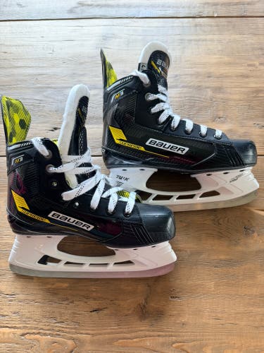 Bauer Supreme M3 Hockey Skates Regular Width Size 4.5 (Used)