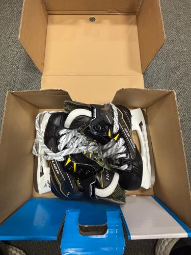 2024 Bauer Supreme M40 Hockey Skates Regular Width Size 1.5 (New)