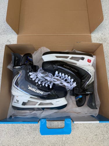 Black 2025 Bauer Vapor Flylite Hockey Skates 9 (Used)
