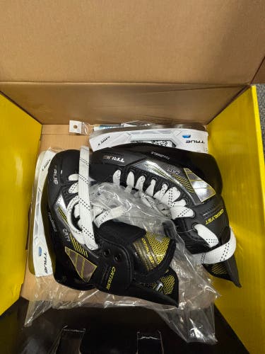 2022 True Catalyst 7 Hockey Skates Regular Width Size 2 (New)