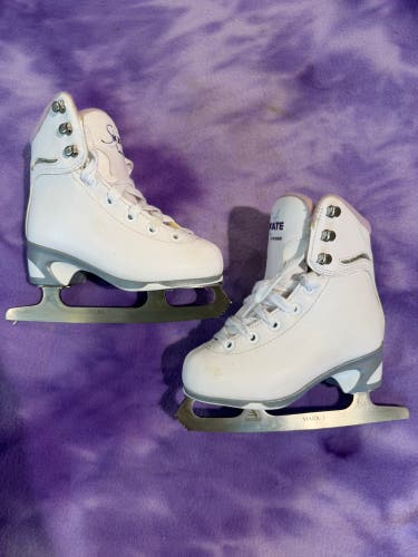 White Jackson Ultima Soft Skate Figure Skates Junior 9 (Used)