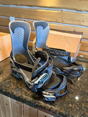 Men's Medium Salomon Snowboard Bindings All Mountain (Used)