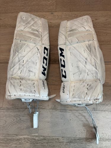28" CCM Extreme Flex 5.5 Goalie Leg Pads (Used)