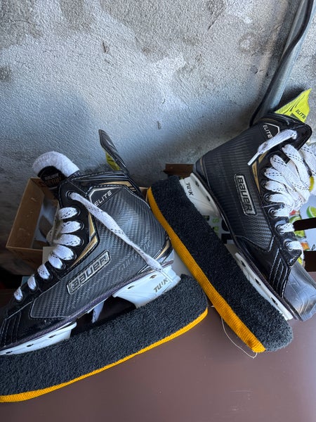 Black Bauer Supreme Hockey Skates Regular Width Size 5.5 (Used)