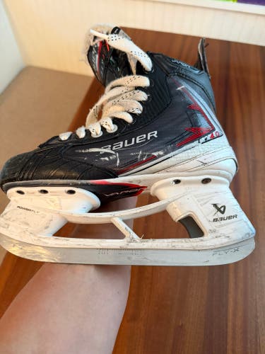 2025 Bauer Vapor Fly40 Hockey Skates Size 4 (Used)