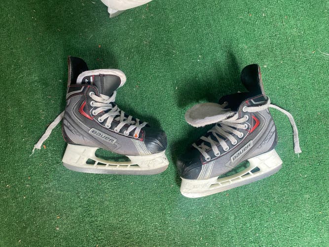 Bauer Hockey Skates Regular Width Size 2 (Used)