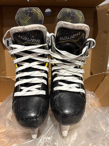 2024 Bauer Supreme M40 Hockey Skates Regular Width Size 3.5 (Used)