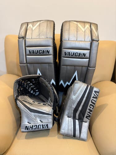 26" Vaughn Velocity Iceberg Regular Goalie Full Set (Used)