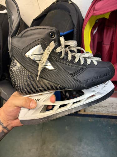 Black True Pro Custom Hockey Skates Size 6.5 (Used)