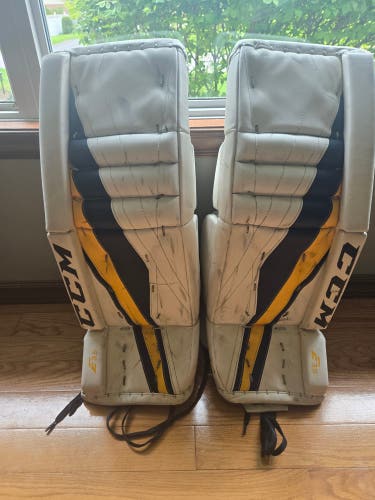 26" CCM Extreme Flex E3.5 Goalie Leg Pads (Used)