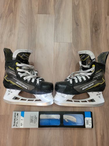Black/Yellow Bauer Ignite Pro Hockey Skates Extra Wide Width Size 2.5 (Used)