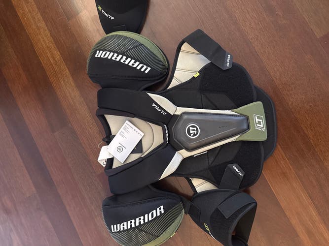 Men's Large Senior Warrior Alpha LT Shoulder Pads (New)