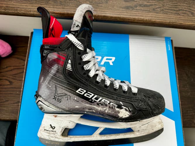 2023 Bauer Vapor X5 Pro Hockey Skates Size 4 Fit 1 (Used)