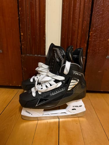 True Catalyst Lite Hockey Skates Extra Wide Width Size 4 (Used)