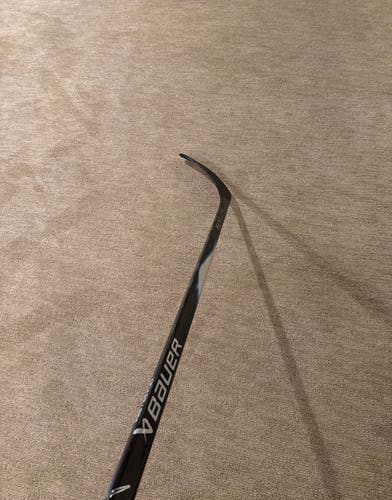 Intermediate Bauer Vapor Flylite Right Handed Hockey Stick P28 65 Flex (New)
