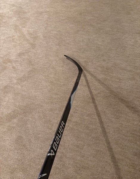 Intermediate Bauer Vapor Flylite Right Handed Hockey Stick P28 65 Flex (New)