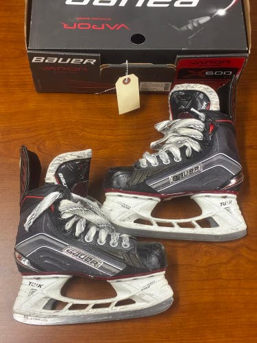 Junior Bauer Vapor X600 Hockey Skates Regular Width Size 2 (Used)