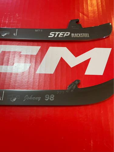 CCM Black Step Steel 221 mm (Used)