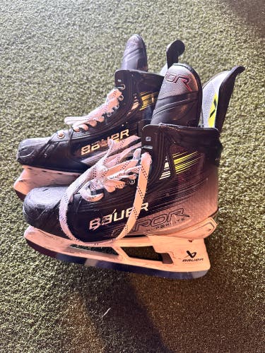 Bauer Vapor Hyperlite 2 Hockey Skates size 7 Fit 2 (Used)