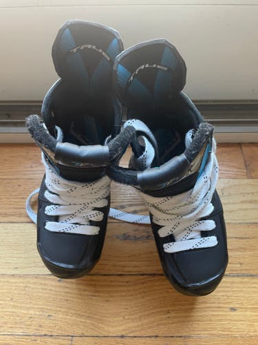 LIKE NEW True TF7 Hockey Skates Regular Width Size 3.5 (Used)