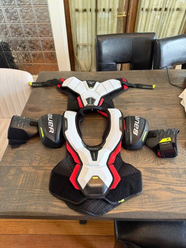 Men's Large Senior Bauer Vapor Hyperlite Shoulder Pads (Used)