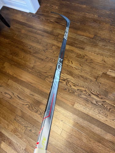 Intermediate Bauer Vapor Hyperlite Right Handed Hockey Stick P92 55 Flex (Repaired)