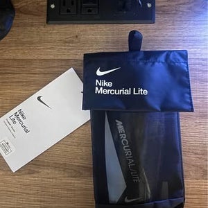 Unisex Medium Nike Mercurial lite Shin Guards (Used)