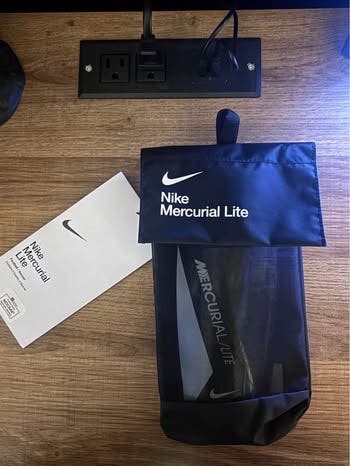 Unisex Medium Nike Mercurial lite Shin Guards (Used)