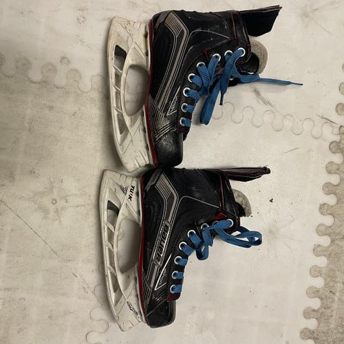 Black 2015 Bauer Vapor X500 Hockey Skates Regular Width Size 1.5 (Used)
