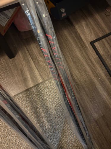 Senior Bauer Vapor Flylite Right Handed Hockey Stick Mid Pattern 70 Flex Pro Stock (New)