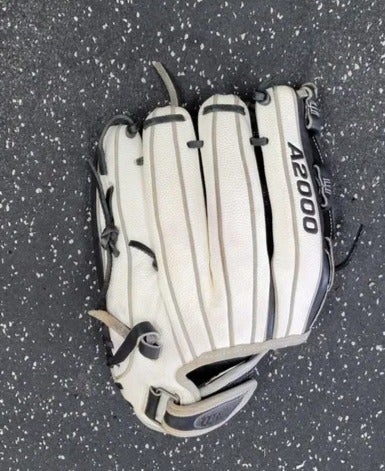 Used Wilson A2000 Fastpitch Softball Glove RH Throw White/Black 12" 11849-S000038844