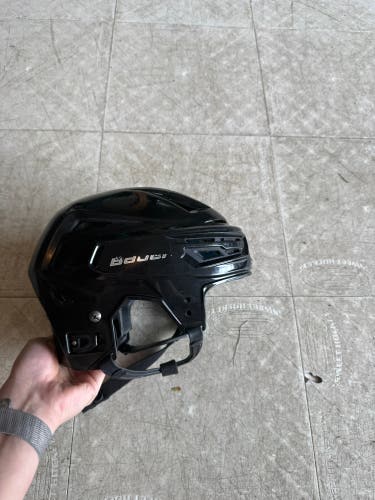 Medium Bauer Re-Akt 150 Helmet (Used)