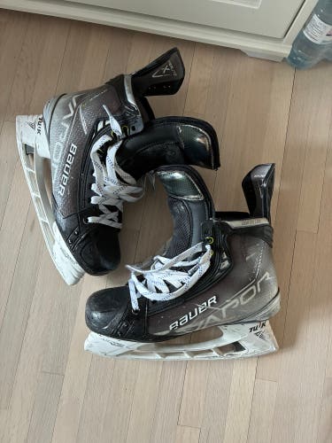 2021 Bauer Vapor Hyperlite Hockey Skates Regular Width Pro Stock 8.5 (Used)